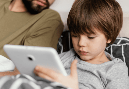 كيف تحمي طفلك من تأثير المحتوى العنيف ؟