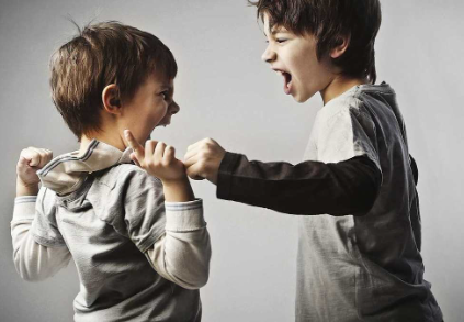 السلوك العدواني عند الاطفال: أسبابه والعلاج
